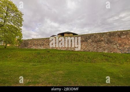 Splendida vista sulle mura di pietra del castello di Uppsala nel sito storico della città. Svezia. Foto Stock