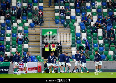 I giocatori dell'Irlanda del Nord si riscaldano in campo prima della partita della UEFA Nations League al Windsor Park di Belfast. Data foto: Giovedì 2 giugno 2022. Foto Stock