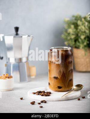 ghiaccio caffè con cubetti di ghiaccio Foto Stock