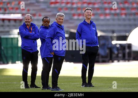 Bruxelles, Belgio. 2nd giugno 2022. BRUXELLES - (lr) assistente allenatore Danny Blind, assistente allenatore Edgar Davids, fisiologo di esercizi Jos van Dijk, allenatore Louis van Gaal durante la sessione di addestramento prima della partita della UEFA Nations League tra Belgio e Paesi Bassi al Koning Boudewijnstadion il 2 giugno 2022 a Bruxelles, Belgio . ANP MAURICE VAN STEEN Foto Stock