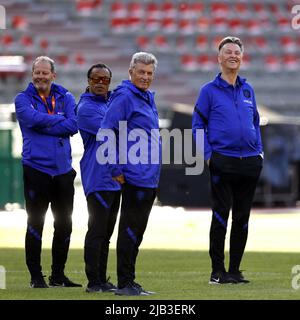 Bruxelles, Belgio. 2nd giugno 2022. BRUXELLES - (lr) Assistente allenatore Danny Blind, assistente allenatore Edgar Davids, fisiologo dell'esercizio fisico Jos van Dijk, allenatore Louis van Gaal durante la sessione di formazione davanti alla partita della UEFA Nations League tra Belgio e Paesi Bassi al Koning Boudewijnstadion il 2 giugno 2022 a Bruxelles, Belgio . ANP MAURICE VAN STEEN Foto Stock