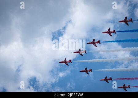 Londra, Regno Unito. 02nd giugno 2022. Le frecce rosse eseguono un flypasse durante il Giubileo di platino della Regina Elisabetta II 2022. L'evento segna il 70th anniversario della sua adesione al trono della Regina Elisabetta, il 6 febbraio 1952, a Londra. Credit: SOPA Images Limited/Alamy Live News Foto Stock