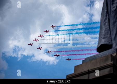 Londra, Regno Unito. 02nd giugno 2022. Le frecce rosse eseguono un flypasse durante il Giubileo di platino della Regina Elisabetta II 2022. L'evento segna il 70th anniversario della sua adesione al trono della Regina Elisabetta, il 6 febbraio 1952, a Londra. Credit: SOPA Images Limited/Alamy Live News Foto Stock