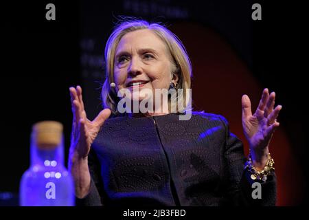 Hay Festival, Hay on Wye, Wales, UK – Giovedì 2nd Giugno 2022 – Hillary Rodham Clinton sul palco al Hay Festival – Photo Steven May / Alamy Live News Foto Stock