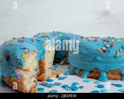 Crronut blu su sfondo bianco in legno. Foto di alta qualità Foto Stock