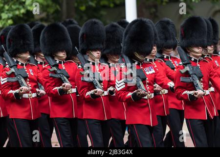 Londra, Regno Unito. 02nd giugno 2022. Le Guardie del Coldstream marciano lungo il Mall durante la parata militare Trooping the Color per onorare il compleanno ufficiale di sua Maestà la Regina e il Giubileo del platino. Milioni di persone nel Regno Unito sono previste per partecipare alle celebrazioni di quattro giorni che segnano il 70th anno sul trono della monarca britannica più longeva, la regina Elisabetta II, con oltre un miliardo di spettatori che si aspetta di vedere le festività in tutto il mondo. Credit: Wiktor Szymanowicz/Alamy Live News Foto Stock