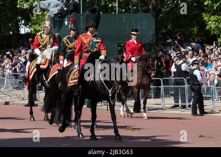 Londra, Regno Unito. 02nd giugno 2022. Charles, Prince of Wales (CR) e Princess Anne (CL) cavalcano indossando uniformi militari lungo il Mall durante la parata militare Trooping the Color per onorare il compleanno ufficiale di sua Maestà la Regina e il Giubileo del platino. Milioni di persone nel Regno Unito sono previste per partecipare alle celebrazioni di quattro giorni che segnano il 70th anno sul trono della monarca britannica più longeva, la regina Elisabetta II, con oltre un miliardo di spettatori che si aspetta di vedere le festività in tutto il mondo. Credit: Wiktor Szymanowicz/Alamy Live News Foto Stock