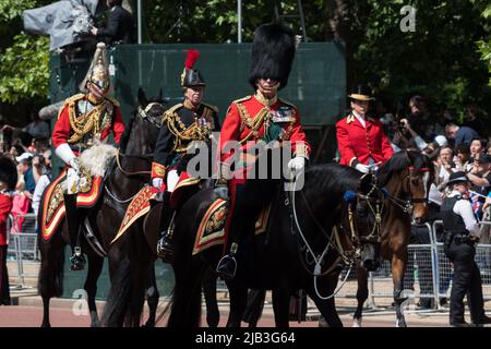 Londra, Regno Unito. 02nd giugno 2022. Charles, Prince of Wales (CR) e Princess Anne (CL) cavalcano indossando uniformi militari lungo il Mall durante la parata militare Trooping the Color per onorare il compleanno ufficiale di sua Maestà la Regina e il Giubileo del platino. Milioni di persone nel Regno Unito sono previste per partecipare alle celebrazioni di quattro giorni che segnano il 70th anno sul trono della monarca britannica più longeva, la regina Elisabetta II, con oltre un miliardo di spettatori che si aspetta di vedere le festività in tutto il mondo. Credit: Wiktor Szymanowicz/Alamy Live News Foto Stock