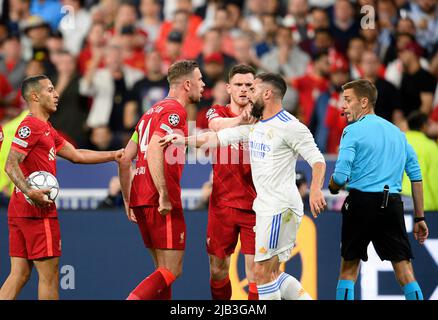 Da sinistra a destra THIAGO (LFC), Jordan HENDERSON (LFC), Andrew ROBERTSON (LFC), Daniel CARVAJAL (Real), arbitro Clement TURPIN (fra) Soccer Champions League Final 2022, Liverpool FC (LFC) - Real Madrid (Real) 0 :1, il 28 maggio 2022 a Parigi/Francia. Â Foto Stock