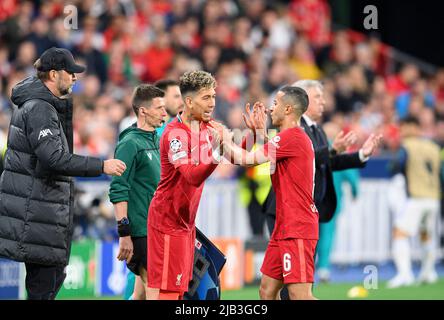 Parigi, Frankreich. 28th maggio 2022. Allenatore da sinistra a destra Juergen KLOPP (JÃ rgen)(LFC), Roberto FIRMINO (LFC), THIAGO (LFC), sostituzione, sostituzione finale campionato campioni di calcio 2022, Liverpool FC (LFC) - Real Madrid (Real) 0:1, su 28,05 .2022 a Parigi/ Francia. Â Credit: dpa/Alamy Live News Foto Stock