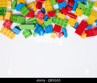 Parti sparse di un progettista di plastica per bambini, vista dall'alto. Sfondo bianco Foto Stock