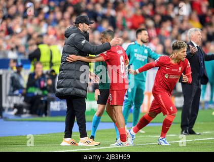 Parigi, Frankreich. 28th maggio 2022. Allenatore da sinistra a destra Juergen KLOPP (JÃ rgen)(LFC), THIAGO (LFC), Roberto FIRMINO (LFC), sostituzione, sostituzione finale campionato campioni di calcio 2022, Liverpool FC (LFC) - Real Madrid (Real) 0:1, su 28,05 .2022 a Parigi/ Francia. Â Credit: dpa/Alamy Live News Foto Stock