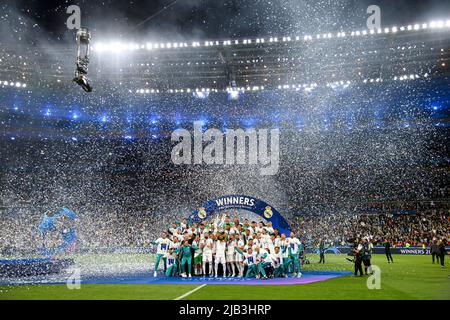 Cerimonia di premiazione, giubilazione Team Real con il trofeo, foto di squadra, MARCELO (Real) tiene il trofeo, squadra, finale di Champions League 2022, Liverpool FC (LFC) - Real Madrid (Real) 0: 1, il 28th maggio 2022 a Parigi/Francia. Â Foto Stock