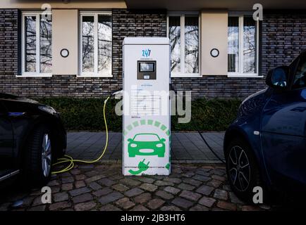 Kiel, Germania. 08th Jan 2022. I veicoli Volkswagen e Smart sono collegati a un punto di ricarica elettronica in un'area residenziale vicino al blocco Holtenau. Credit: Axel Heimken/dpa/Alamy Live News Foto Stock