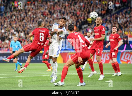 Da sinistra a destra THIAGO (LFC), Militao EDER (Real), Virgil VAN DIJK (LFC), FABINHO (LFC), Header, Action Soccer Champions League Final 2022, Liverpool FC (LFC) - Real Madrid (Real) 0:1, il 28th maggio 2022 a Parigi/Francia. Â Foto Stock