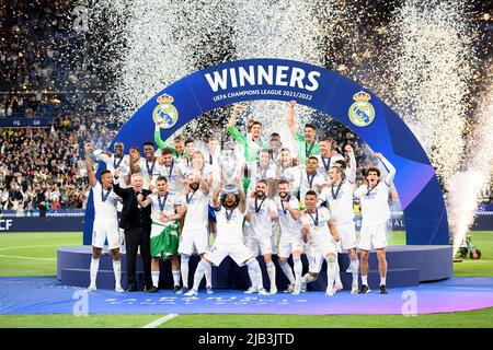 Cerimonia di premiazione, giubilazione Team Real con il trofeo, foto di squadra, MARCELO (Real) tiene il trofeo, squadra, finale di Champions League 2022, Liverpool FC (LFC) - Real Madrid (Real) 0: 1, il 28th maggio 2022 a Parigi/Francia. Â Foto Stock