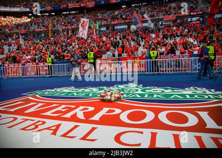 Parigi, Frankreich. 28th maggio 2022. Una corona si trova di fronte alla curva dei fan della LFC, che commemora il disastro di Heysel, di fronte alla curva dei fan della LFC nella Stade de France Soccer Champions League Final 2022, Liverpool FC (LFC) - Real Madrid (Real) 0: 1, il 05/28/2022 a Parigi/Francia. Â Credit: dpa/Alamy Live News Foto Stock