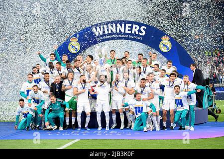 Cerimonia di premiazione, giubilazione Team Real con il trofeo, foto di squadra, MARCELO (Real) tiene il trofeo, squadra, finale di Champions League 2022, Liverpool FC (LFC) - Real Madrid (Real) 0: 1, il 28th maggio 2022 a Parigi/Francia. Â Foto Stock