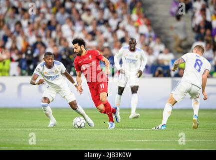 Parigi, Frankreich. 28th maggio 2022. Da sinistra a destra David ALABA (Real), Mohamed SALAH (LFC), toni KROOS (Real), duelli, azione, Finale della Champions League 2022, Liverpool FC (LFC) - Real Madrid (Real) 0: 1, il 05/28/2022 a Parigi/Francia. Â Credit: dpa/Alamy Live News Foto Stock