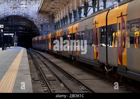 Porto, Portogallo settembre 4 2020, Vista delle piattaforme, dei binari e dei treni alla stazione di Porto Sao Bento Foto Stock