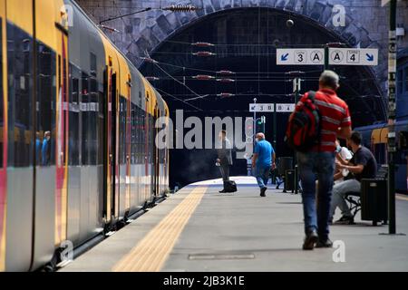 Porto, Portogallo settembre 4 2020, Vista delle piattaforme, dei binari e dei treni alla stazione di Porto Sao Bento Foto Stock