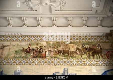 Porto, Portogallo settembre 4 2020, belle piastrelle che riflettono la storia del Portogallo nella stazione di Porto Sao Bento Foto Stock