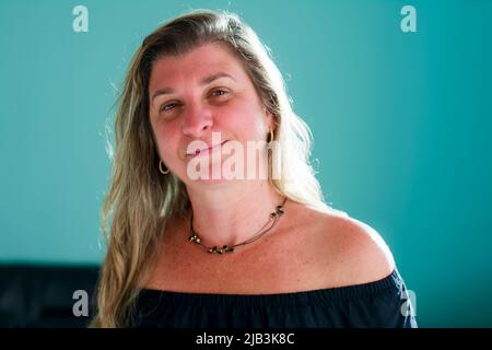 Donna caucasica ritratto su sfondo azzurro. Maragogipinho, città di Aratuipe a Bahia, Brasile. Foto Stock