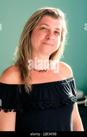 Donna caucasica ritratto su sfondo azzurro. Maragogipinho, città di Aratuipe a Bahia, Brasile. Foto Stock