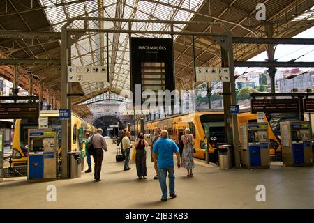 Porto, Portogallo settembre 4 2020, Vista delle piattaforme, dei binari e dei treni alla stazione di Porto Sao Bento Foto Stock