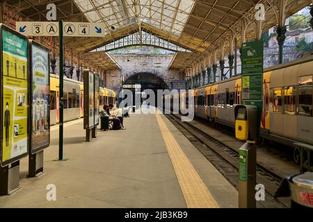 Porto, Portogallo settembre 4 2020, Vista delle piattaforme, dei binari e dei treni alla stazione di Porto Sao Bento Foto Stock