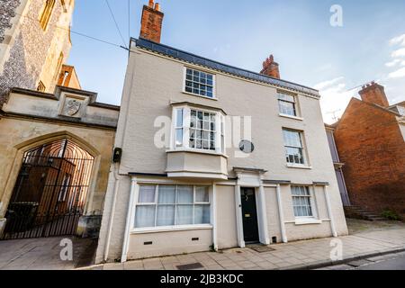 La casa storica in cui il romanziere Jane Austen visse e morì nel 1817, a College Street, Winchester, Hampshire, Inghilterra, con targa commemorativa Foto Stock