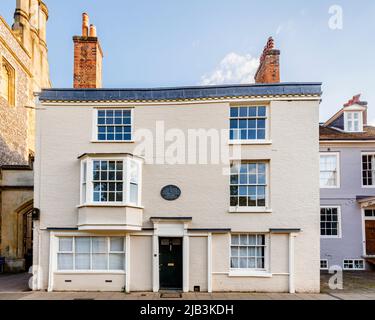 La casa storica in cui il romanziere Jane Austen visse e morì nel 1817, a College Street, Winchester, Hampshire, Inghilterra, con targa commemorativa Foto Stock