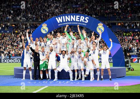 Cerimonia di premiazione, giubilazione Team Real con il trofeo, foto di squadra, MARCELO (Real) tiene il trofeo, squadra, finale di Champions League 2022, Liverpool FC (LFC) - Real Madrid (Real) 0: 1, il 28th maggio 2022 a Parigi/Francia. Â Foto Stock