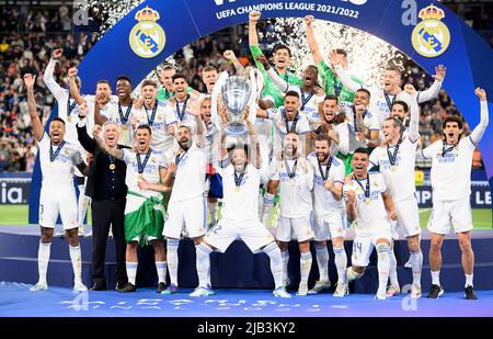 Cerimonia di premiazione, giubilazione Team Real con il trofeo, foto di squadra, MARCELO (Real) tiene il trofeo, squadra, finale di Champions League 2022, Liverpool FC (LFC) - Real Madrid (Real) 0: 1, il 28th maggio 2022 a Parigi/Francia. Â Foto Stock