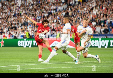 Parigi, Frankreich. 28th maggio 2022. Da sinistra a destra Trent ALEXANDER-ARNOLD (LFC), CASEMIRO (Real), toni KROOS (Real), colpo, duelli, Action Soccer Champions League Final 2022, Liverpool FC (LFC) - Real Madrid (Real) 0:1, su 28,05 .2022 a Parigi/ Francia. Â Credit: dpa/Alamy Live News Foto Stock