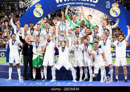 Cerimonia di premiazione, giubilazione Team Real con il trofeo, foto di squadra, MARCELO (Real) tiene il trofeo, squadra, finale di Champions League 2022, Liverpool FC (LFC) - Real Madrid (Real) 0: 1, il 28th maggio 2022 a Parigi/Francia. Â Foto Stock