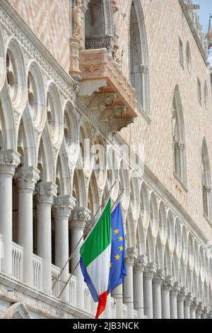 Palazzo Ducale a Venezia. Dettaglio con bandiere italiane ed europee Foto Stock