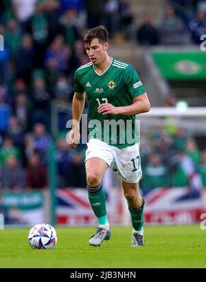 Paddy McNair dell'Irlanda del Nord durante la partita della UEFA Nations League al Windsor Park di Belfast. Data foto: Giovedì 2 giugno 2022. Foto Stock