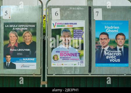 Parigi, Francia - 2 giugno 2022 : manifesti di campagna di tutti i politici più importanti della Francia per le elezioni legislative Foto Stock