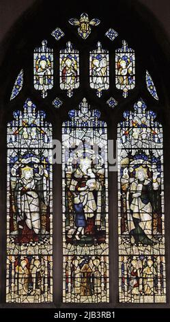 Una finestra di vetro colorato dei Kempe Studios raffigurante le virtù di fede, speranza e carità, St James the Great, Dursley, gloucestershire Foto Stock