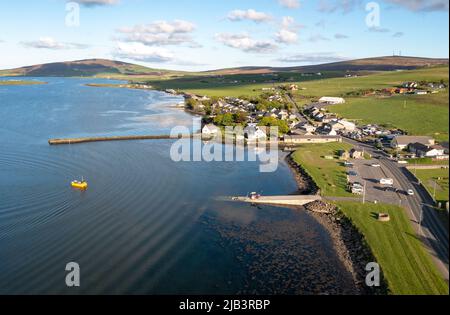 Veduta aerea del villaggio di Finstown, Isole Orkney, Scozia. Foto Stock