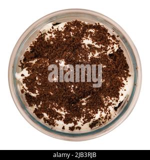 Dessert bianco in una tazza trasparente ricoperta di cioccolato grattugiato. Isolato su sfondo bianco. Vista dall'alto Foto Stock