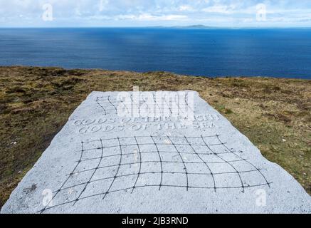 ··· 'Gods of the Earth, Gods of the Sea', una scultura di Ian Hamilton Finlay. Saviskaill Bay, vicino a Faraclett Head, Rousay, Orkney. Foto Stock