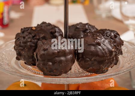 Marshmallows in cioccolato sotto forma di palline giacciono su un piatto. Vista laterale. Foto Stock