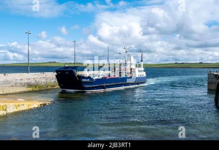 Il traghetto Eynehallow arriva a Brinian sull'isola di Rousay, Isole Orkney, Scozia. Foto Stock