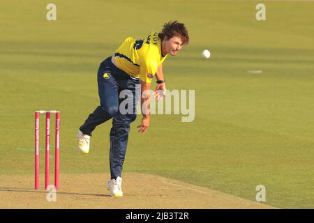 2 giugno 2022. Londra, Regno Unito. Il bowling James Fuller di Hampshire, mentre Surrey si tiene in Hampshire nella partita di cricket Vitality T20 Blast al Kia Oval. David Rowe/Alamy Live News. Foto Stock