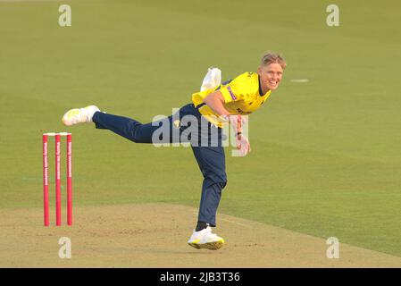 2 giugno 2022. Londra, Regno Unito. Nathan Ellis, il bowling dell'Hampshire, mentre Surrey si presenta all'Hampshire nella partita di cricket Vitality T20 Blast al Kia Oval. David Rowe/Alamy Live News. Foto Stock