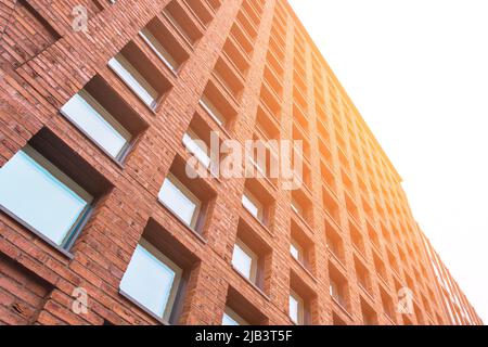 Finestre quadrate in un edificio di mattoni rossi. Foto Stock