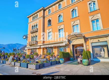 COMO, ITALIA - 20 MARZO 2022: Piazza Cavour con storiche case cittadine, negozi e terrazze all'aperto di ristoranti, il 20 marzo a Como Foto Stock
