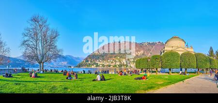 COMO, ITALIA - 20 MARZO 2022: Il giardino di Tempio Voltiano è il luogo ideale per godersi il picnic sul lago di Como e sul Monte Boletto in background, il 20 marzo Foto Stock